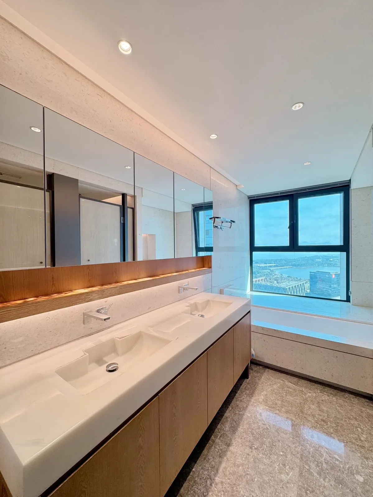 Resort-Style 5-Bed with Sea View in Houhai photo
